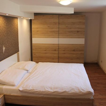 Suterenovy Apartman V Centre Пиещани Екстериор снимка
